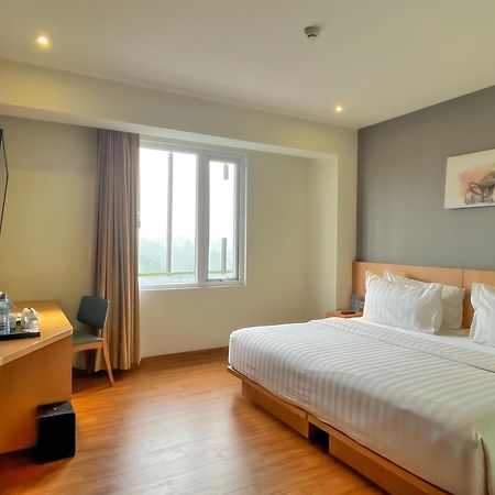 Hotel Santika Premiere Амбон Экстерьер фото
