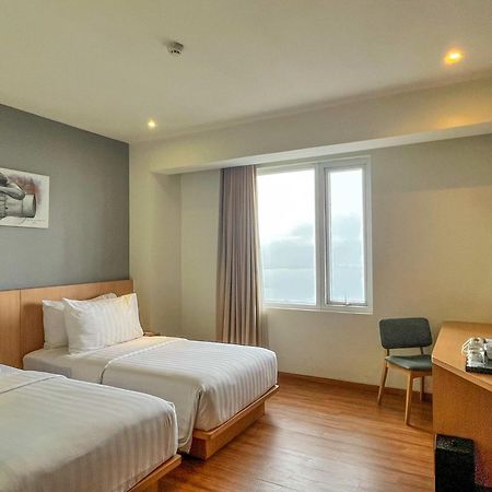 Hotel Santika Premiere Амбон Экстерьер фото