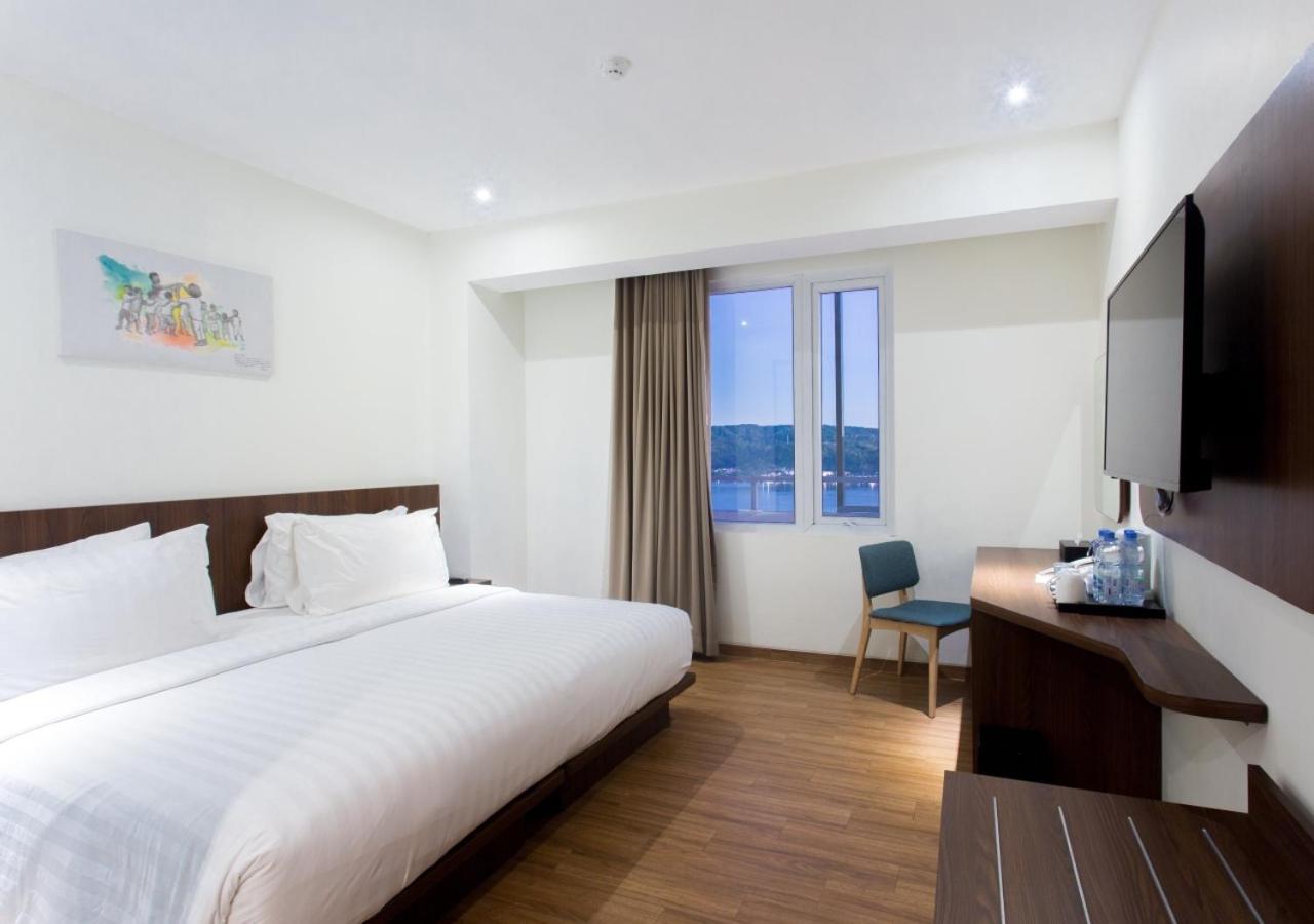 Hotel Santika Premiere Амбон Экстерьер фото