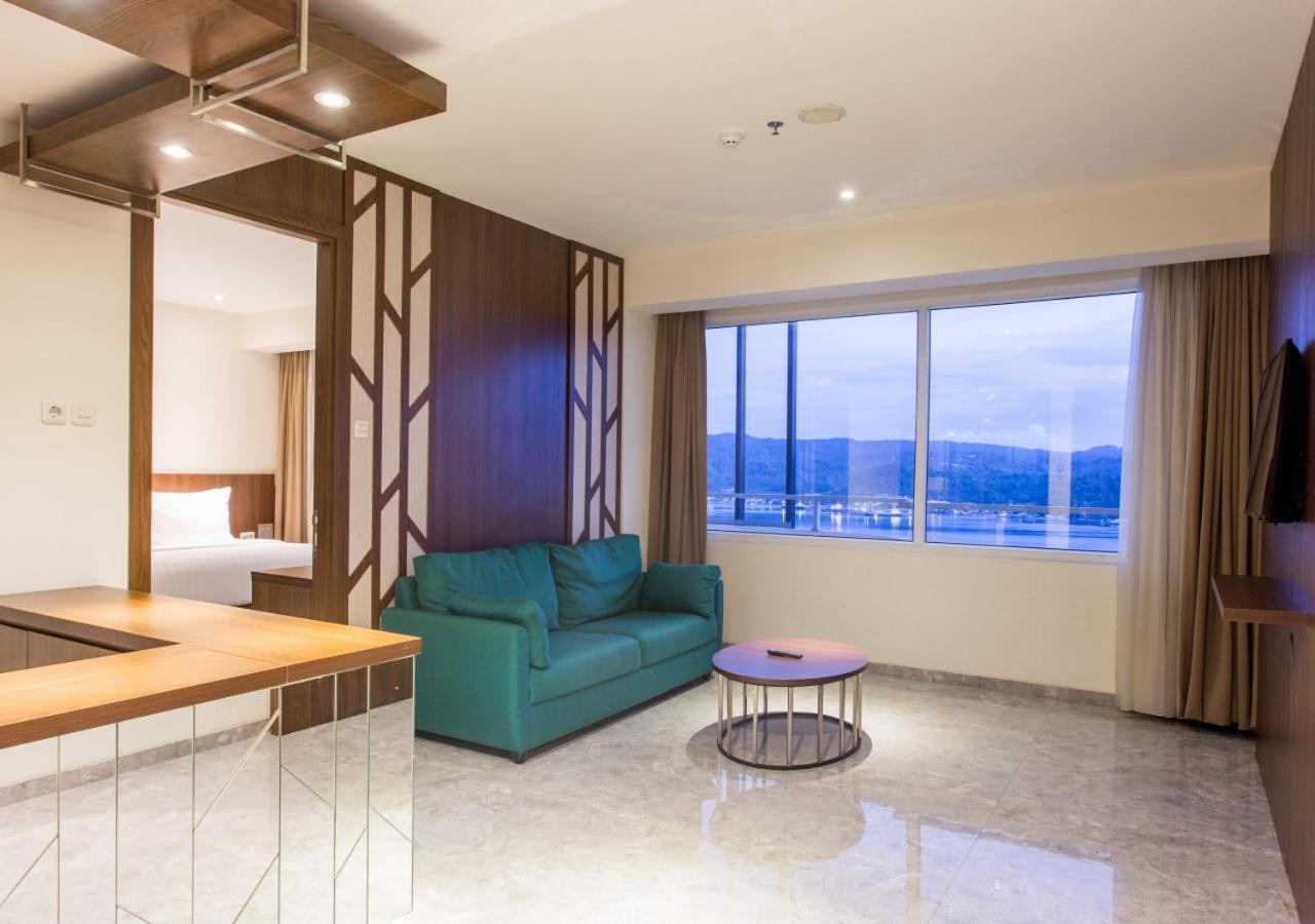 Hotel Santika Premiere Амбон Экстерьер фото