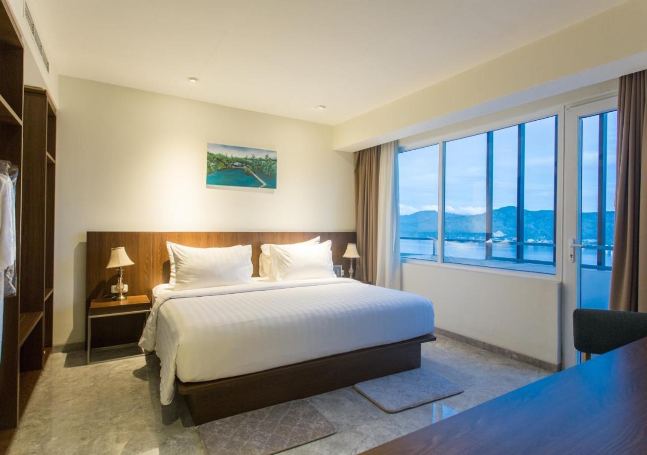Hotel Santika Premiere Амбон Экстерьер фото