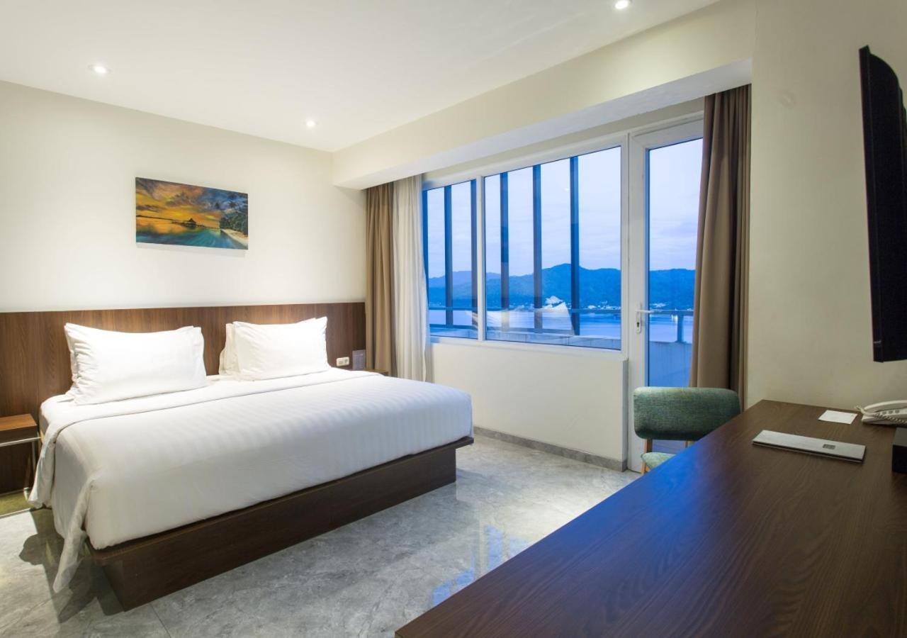 Hotel Santika Premiere Амбон Экстерьер фото