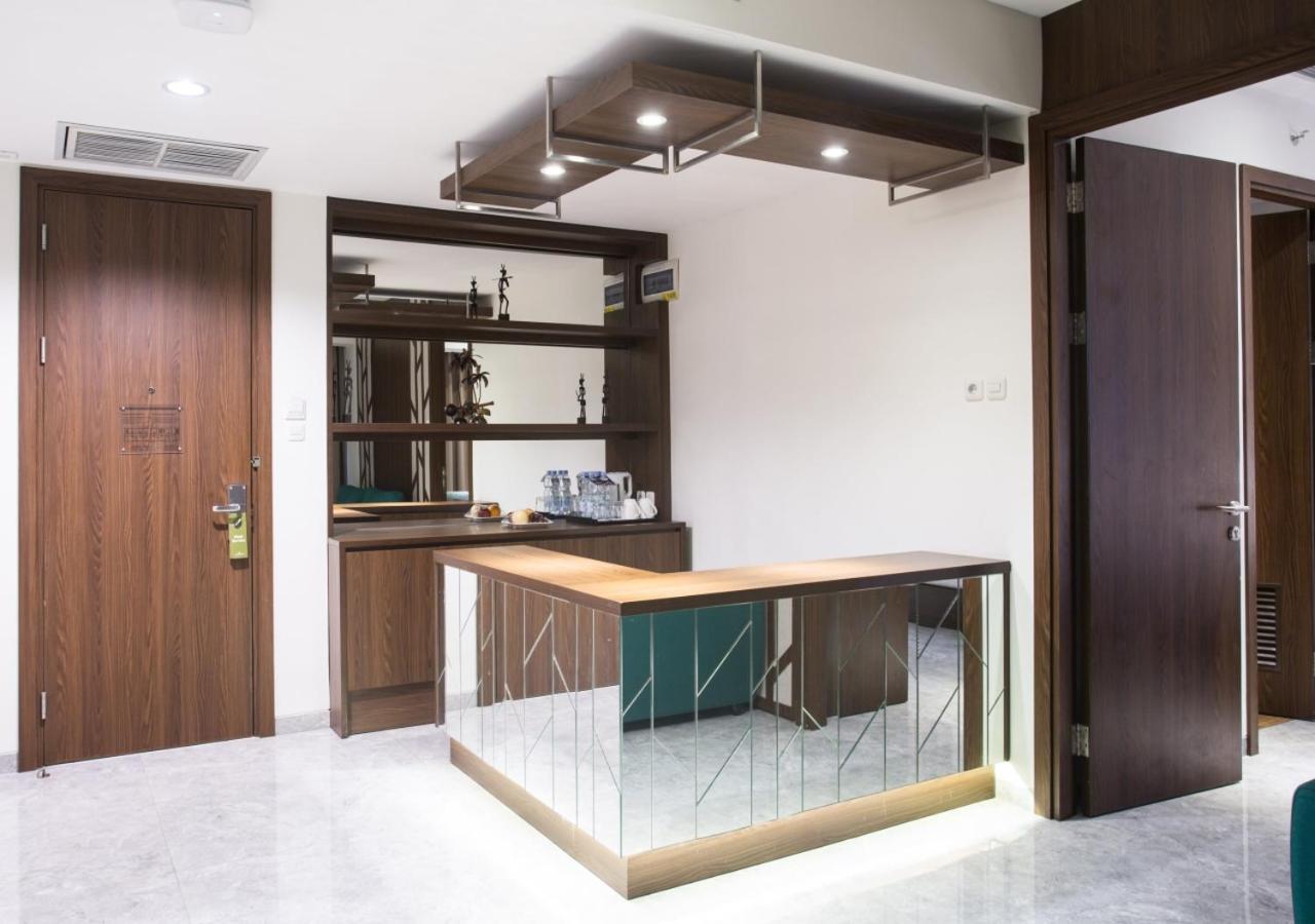 Hotel Santika Premiere Амбон Экстерьер фото