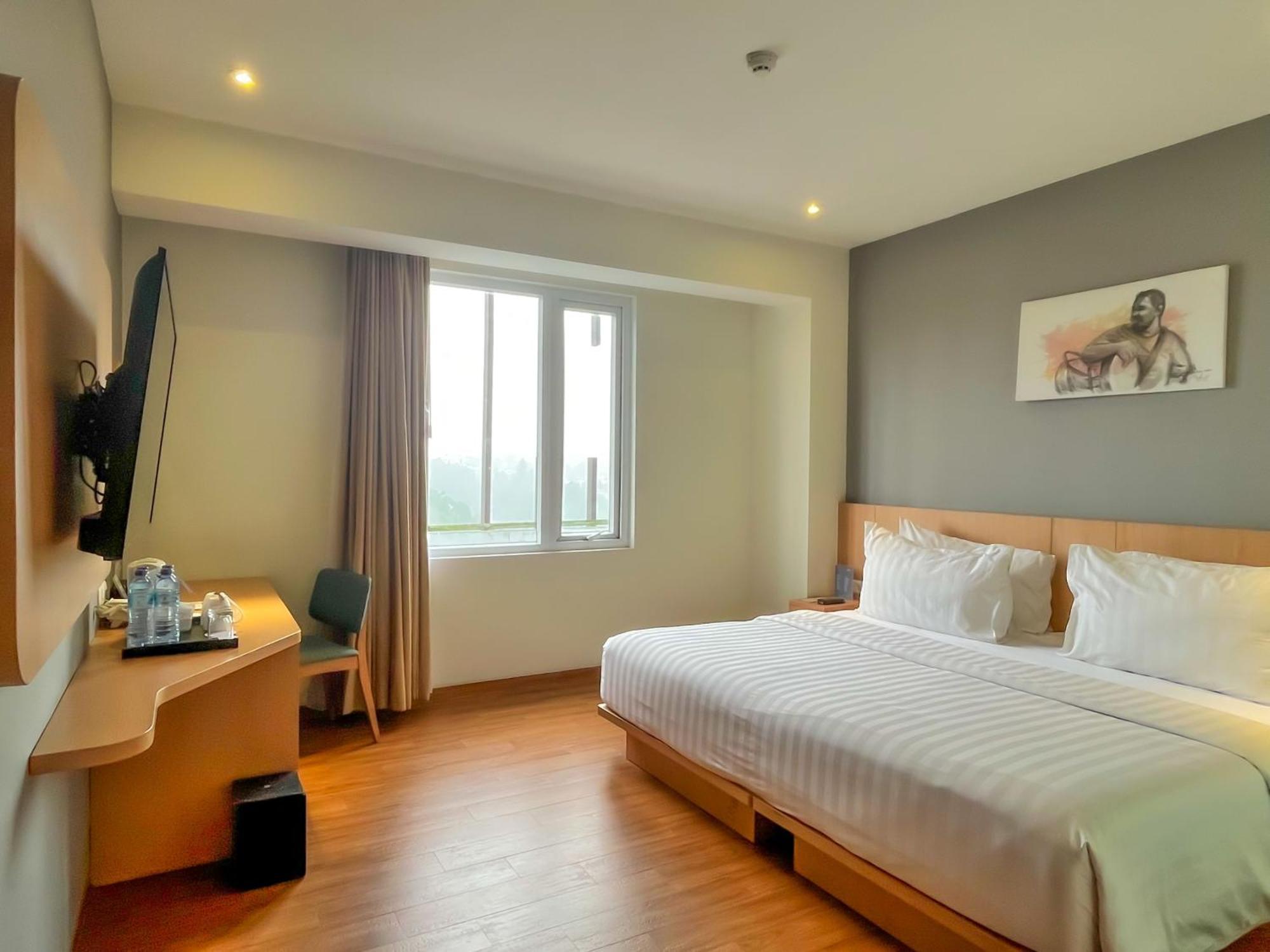Hotel Santika Premiere Амбон Экстерьер фото