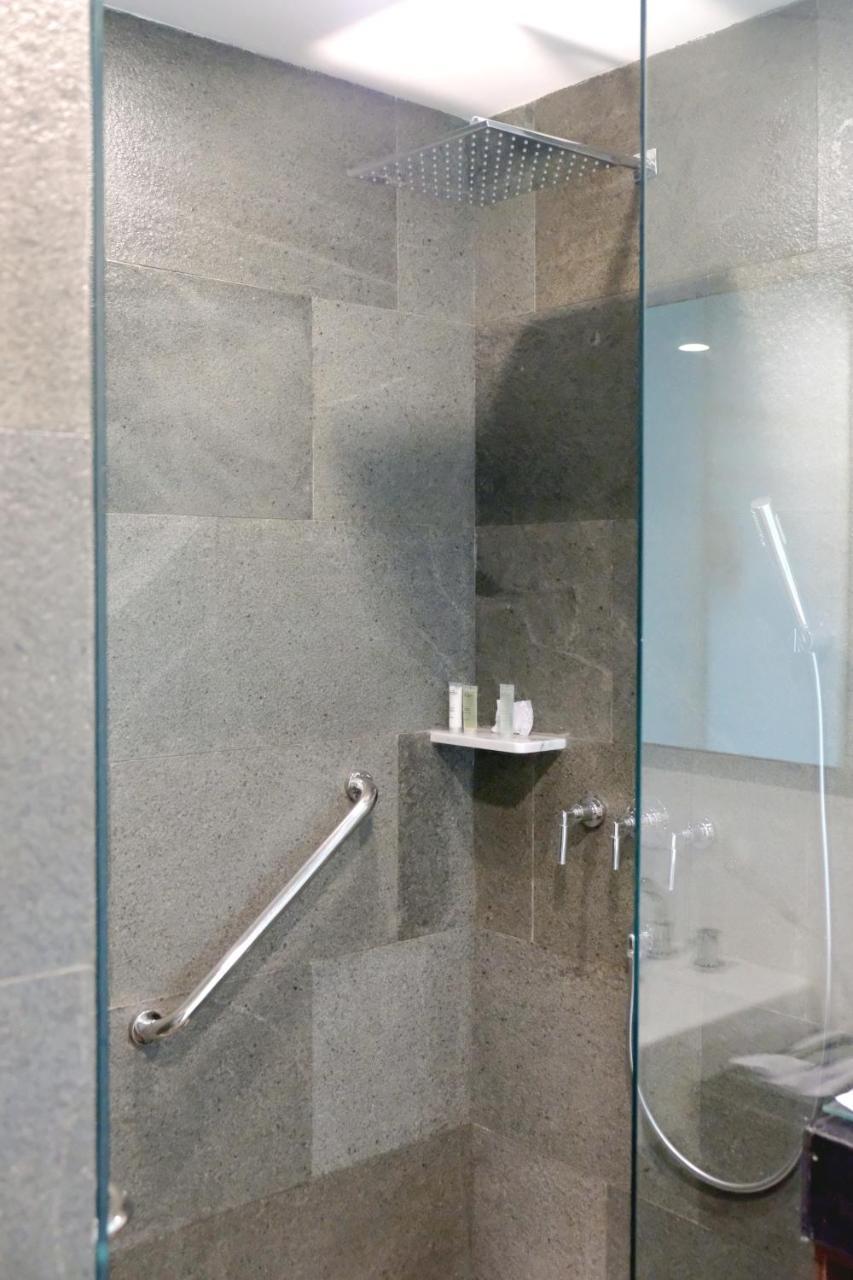 Hotel Santika Premiere Амбон Экстерьер фото