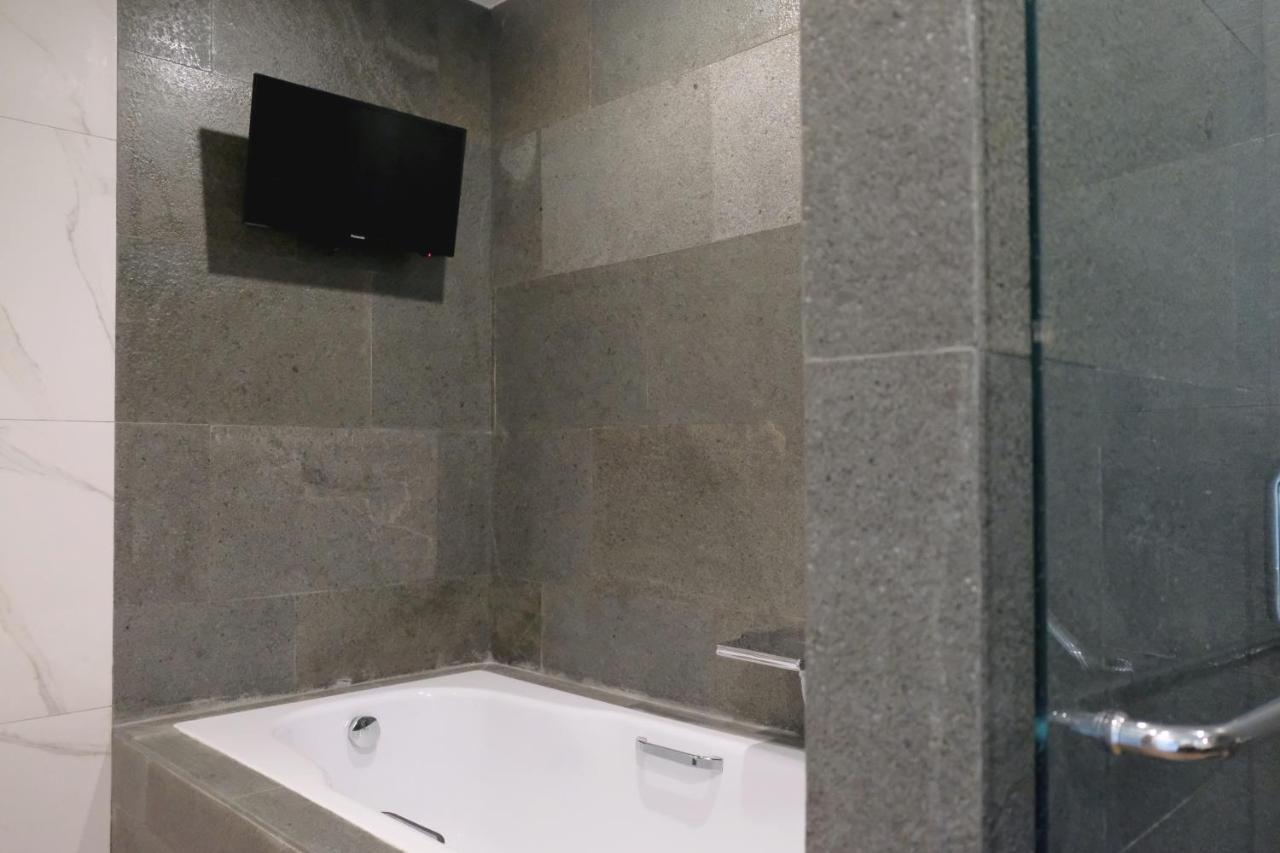 Hotel Santika Premiere Амбон Экстерьер фото
